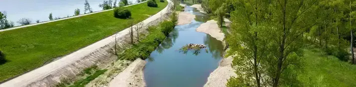 Ein Blick von oben: Auf einer 8 km langen Strecke der Flüsse Krems und Kamp, dem sogenannten "Kamp-Krems Gerinne", wurden Sohlschwellen entfernt und das Flussbett mit Aufweitungen, Schotter- und Sandbänken sowie Holzstrukturen ausgestattet.