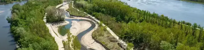 Ein Blick von oben: Flussabwärts wurde bis zur Donaumündung ein 3 km langer naturnaher Flussabschnitt komplett neu gebaut.